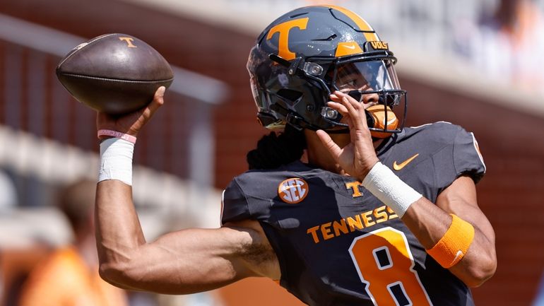 Tennessee quarterback Nico Iamaleava (8) throws to a receiver during...