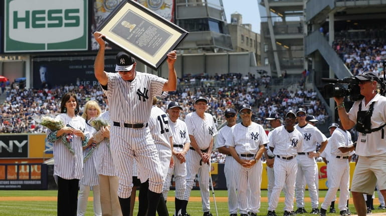 Goose Gossage receives hero's welcome at Yankee Stadium as he receives  plaque going into Monument Park - Newsday