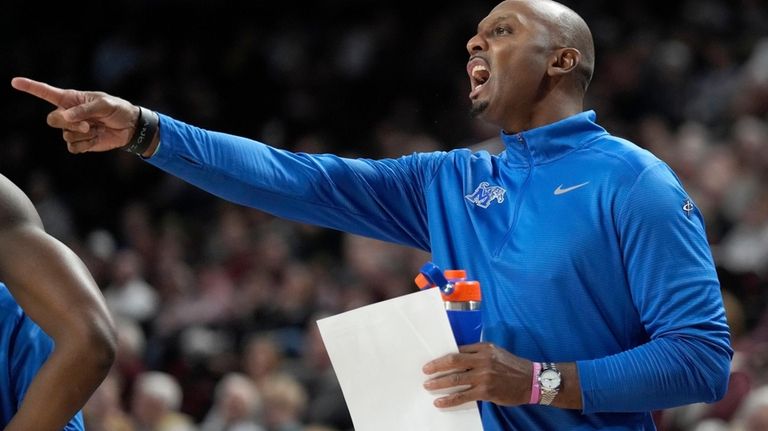 Memphis head coach Penny Hardaway yells to his team after...