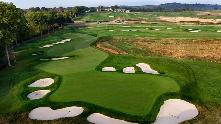 This is the first green at Oakmont Country Club, in...