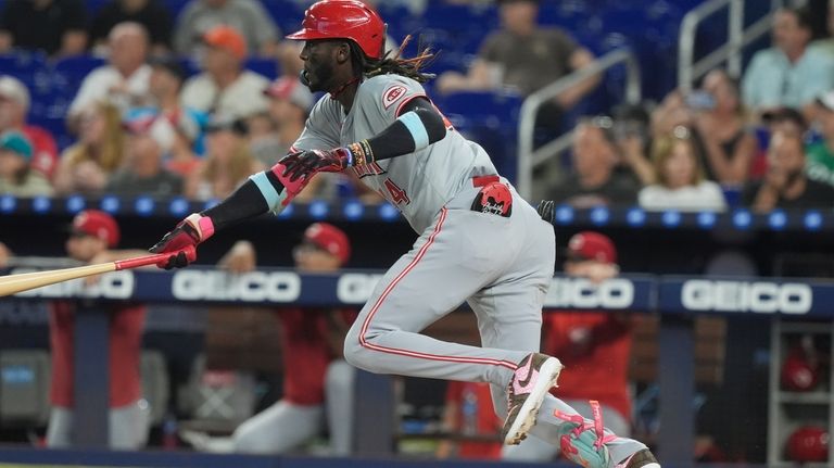 Cincinnati Reds' Elly De La Cruz (44) hits a single...