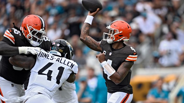 Cleveland Browns quarterback Deshaun Watson (4) throws a pass against...