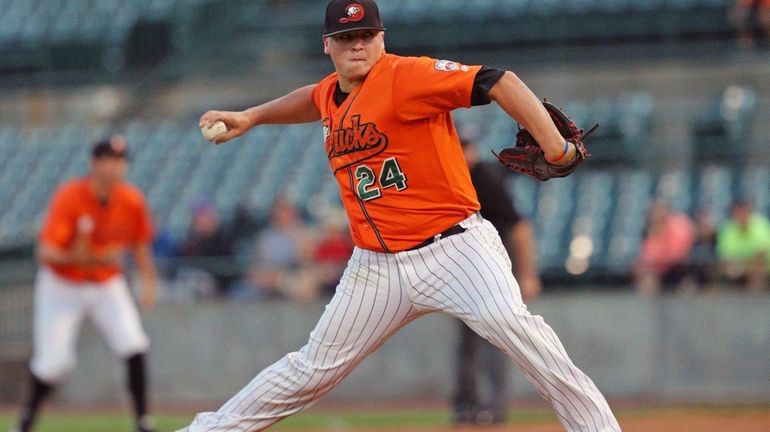 Ducks' starting pitcher Nick Struck delivers a pitch against the...