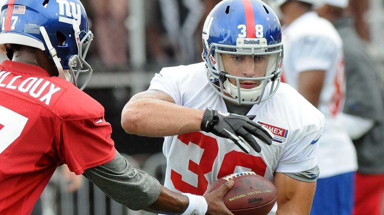 Ryan Perrilloux hands the ball to Joe Martinek during Giants...