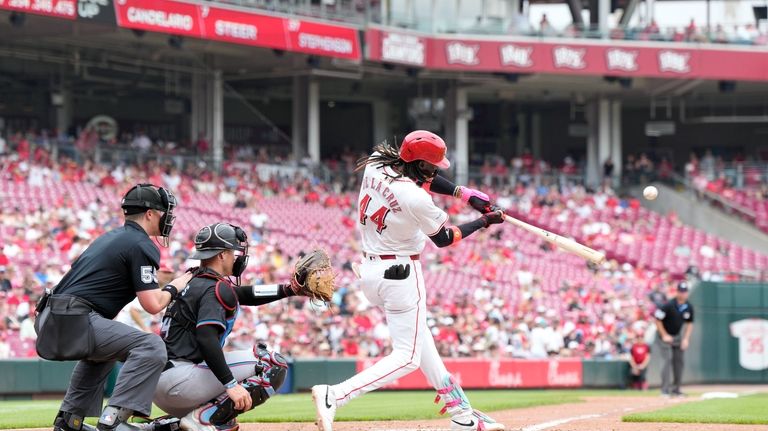 Cincinnati Reds' Elly De La Cruz (44) hits a two-run...