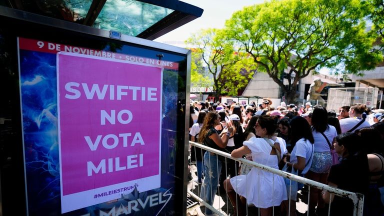 Fans of Taylor Swift wait for the doors of Monumental...