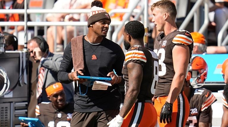 Browns QB Deshaun Watson dealing with sore throwing shoulder, but expected  to play against Ravens - Newsday