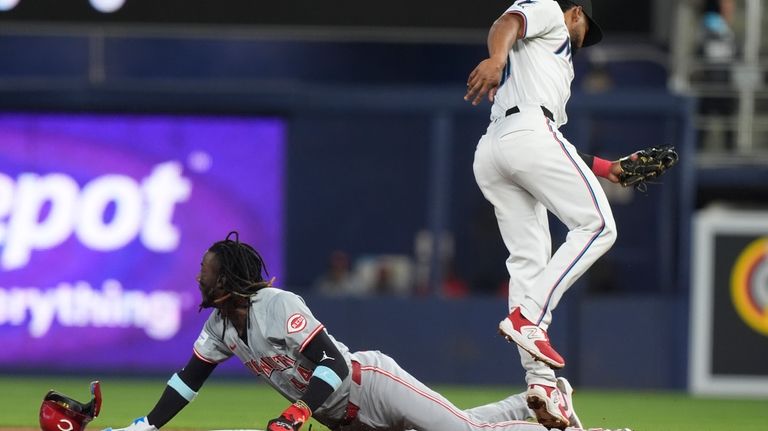 Cincinnati Reds' Elly De La Cruz (44) slides into second...