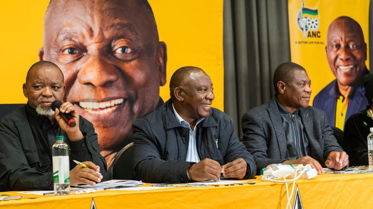 South African président Cyril Ramaphosa, center, meets with senior officials...