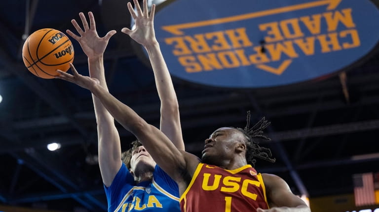 Southern California guard Isaiah Collier (1) shoots as UCLA forward...