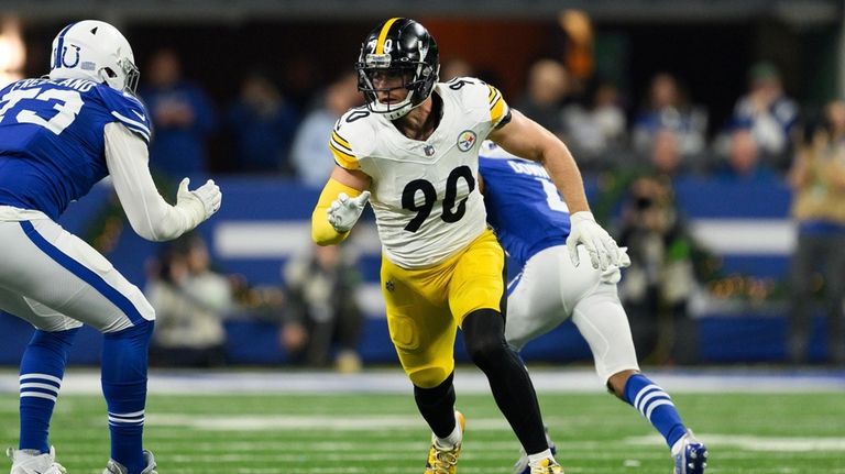 Pittsburgh Steelers linebacker T.J. Watt (90) rushes around the edge...