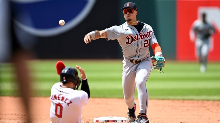 Detroit Tigers' Javier Báez (28) forces out Cleveland Guardians' Andrés...