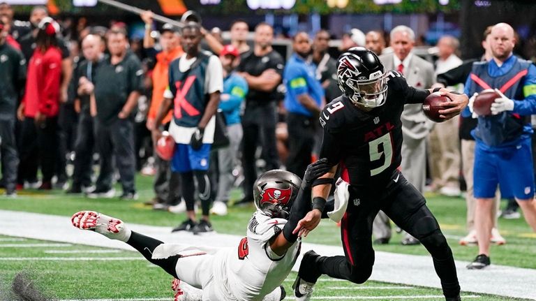 APTOPIX Atlanta Falcons quarterback Desmond Ridder (9) beats Tampa Bay...