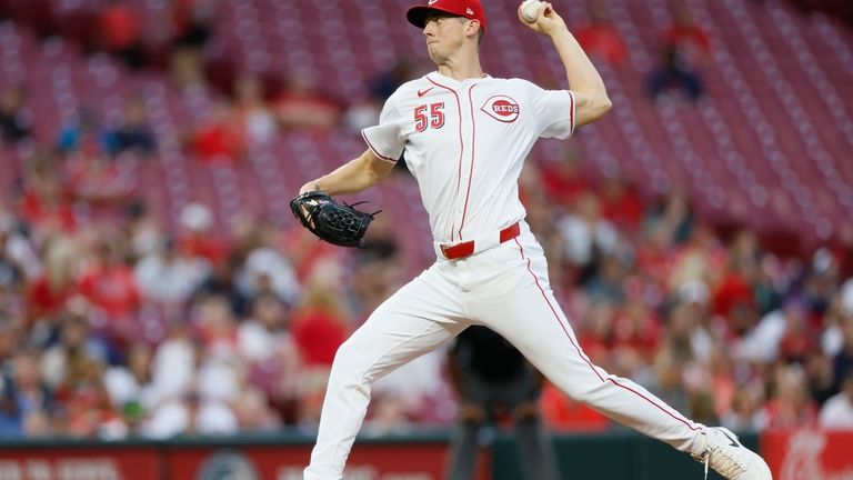 Cincinnati Reds starting pitcher Brandon Williamson throws against the Atlanta...