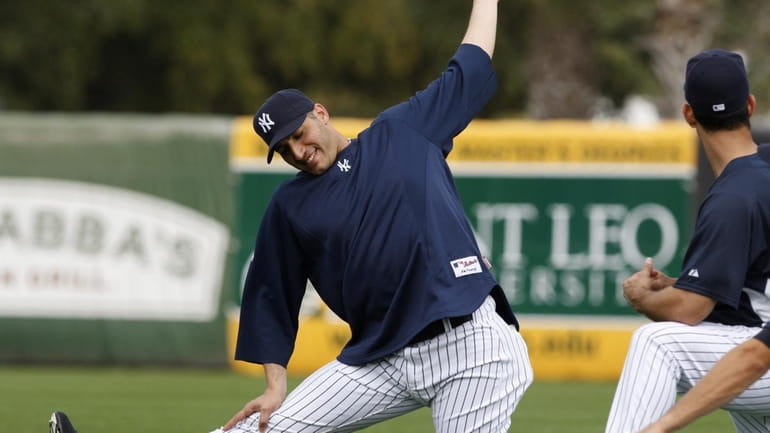 Andy Pettitte throws first pitch before Yankees' game vs. Mets