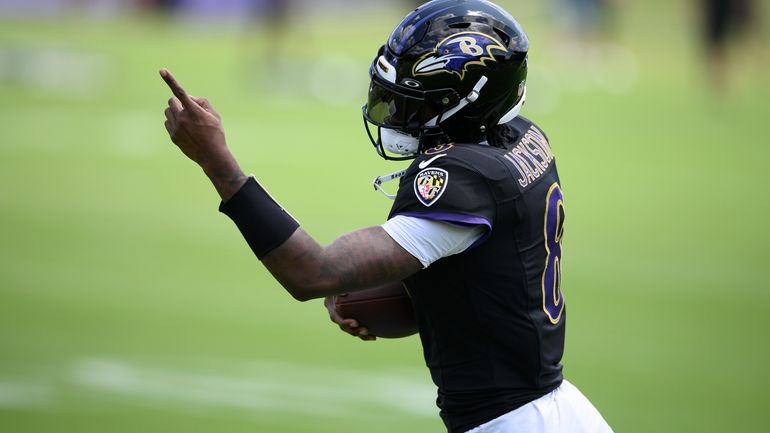 Baltimore Ravens quarterback Lamar Jackson works out during NFL football...