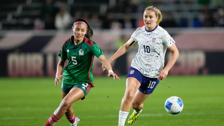 United States midfielder Lindsey Horan, right, and Mexico defender Karen...