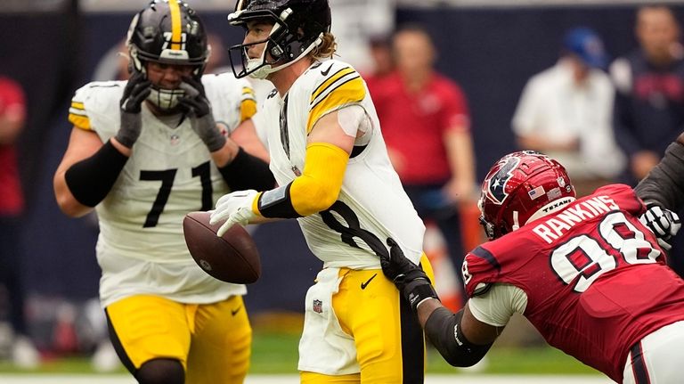 Steelers QB Kenny Pickett leaves loss against Texans after