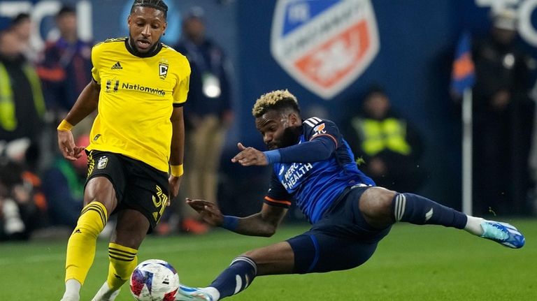 Columbus Crew defender Steven Moreira (31) and FC Cincinnati forward...