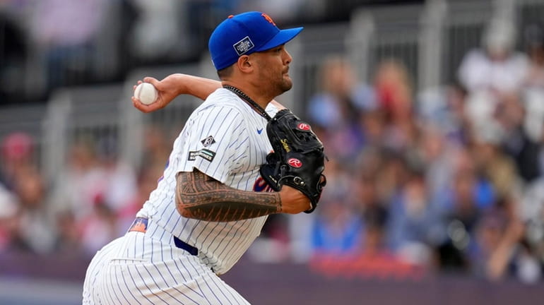 Mets pitcher Sean Manaea (59) throws a pitch against the...