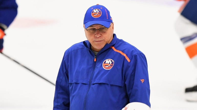 Islanders head coach Barry Trotz talks with players during an...