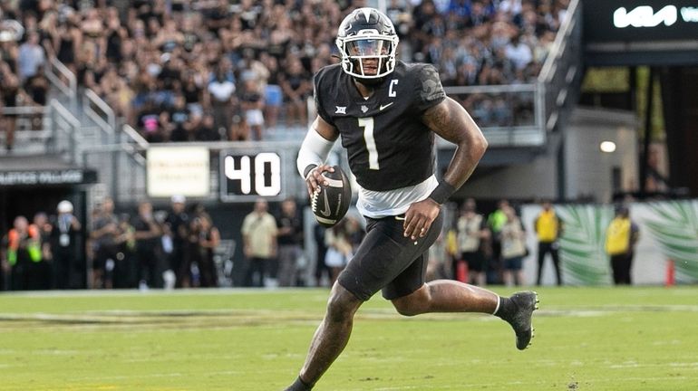 Central Florida quarterback KJ Jefferson (1) rolls out during an...