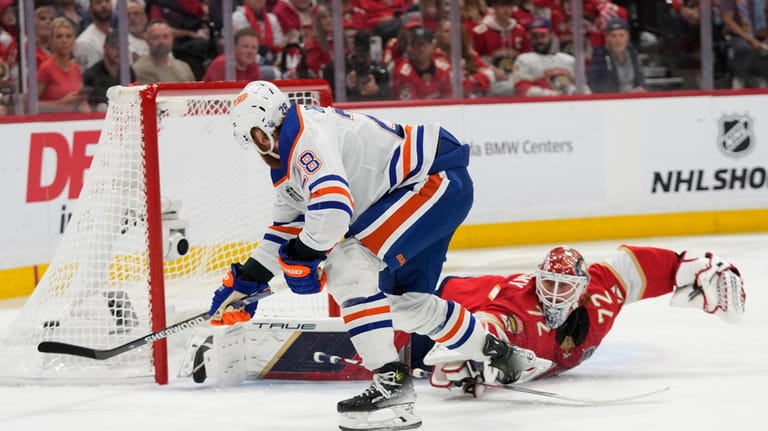 Edmonton Oilers right wing Connor Brown (28) scores a goal...