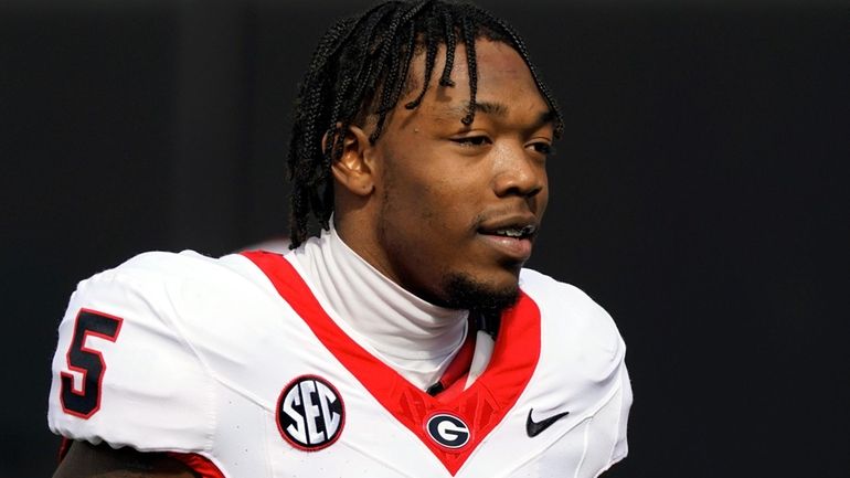 Georgia wide receiver Rara Thomas (5) warms up before an...