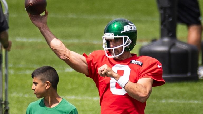 Jets quarterback Aaron Rodgers (8) throws during a joint practice...