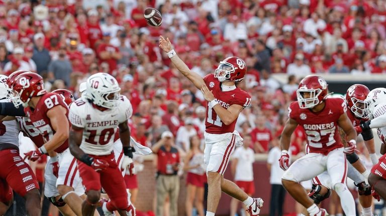 Oklahoma quarterback Jackson Arnold (11) passes against Temple during the...