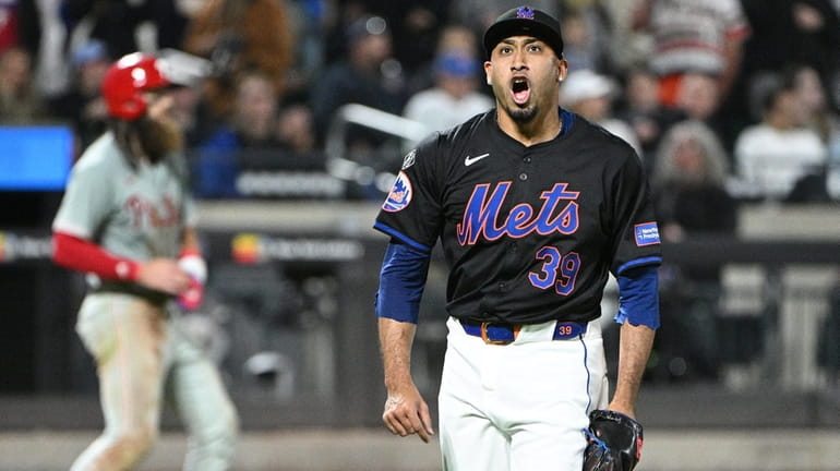 Mets pitcher Edwin Díaz reacts after the Phillies scored two...