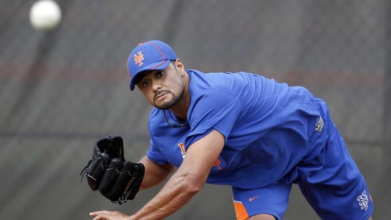 Mets pitcher Johan Santana throws a bullpen session in Port...