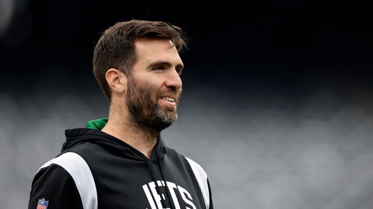 New York Jets quarterback Joe Flacco (19) warms up before...