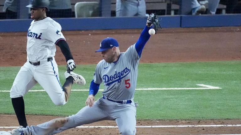 Los Angeles Dodgers first baseman Freddie Freeman (5) is unable...