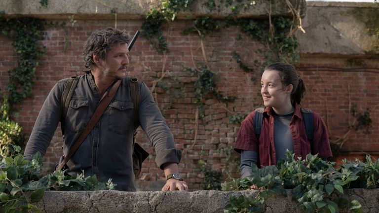 Pedro Pascal and Bella Ramsey in "The Last of Us."