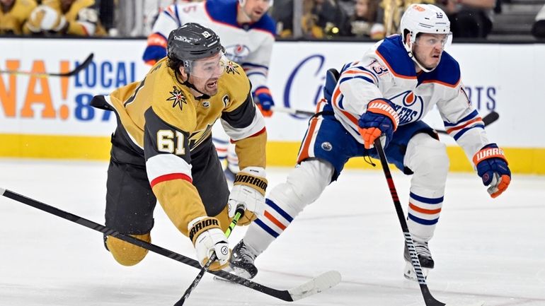 Vegas Golden Knights right wing Mark Stone (61) dives to...