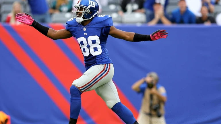 Hakeem Nicks celebrates his first-down catch in the first quarter...