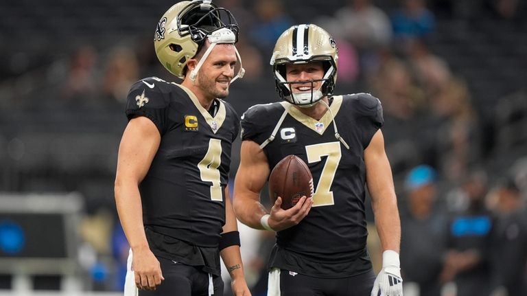 New Orleans Saints quarterbacks Derek Carr (4) and Taysom Hill...