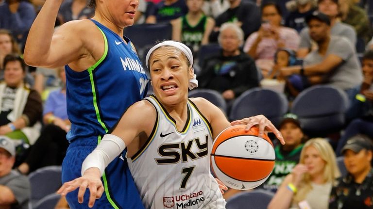 Chicago Sky guard Chennedy Carter (7) works around Minnesota Lynx...