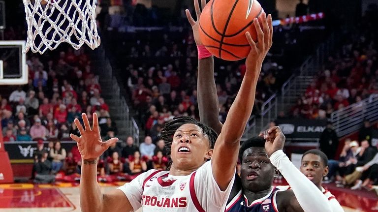 Southern California guard Boogie Ellis (5) shoots as Arizona center...