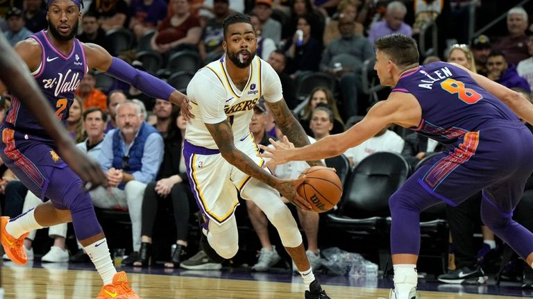 Los Angeles Lakers guard D'Angelo Russell (1) drives between Phoenix...