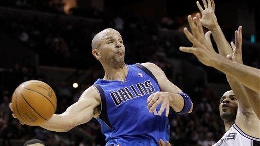 Jason Kidd, center, passes around San Antonio's Gary Neal (14)...