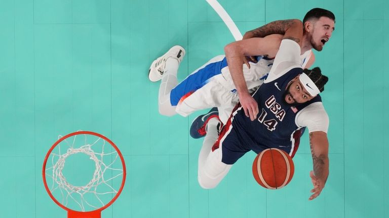 United States' Anthony Davis (14) tries to shoot over Nando...