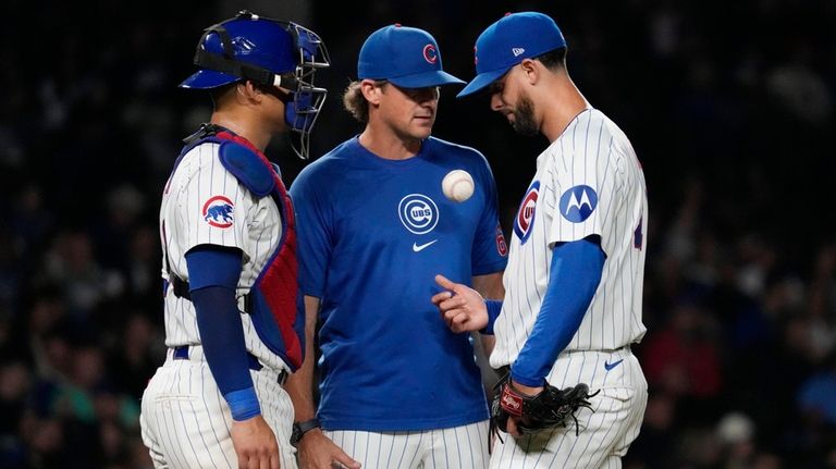 Chicago Cubs pitching coach Tommy Hottovy, center, talks with catcher...