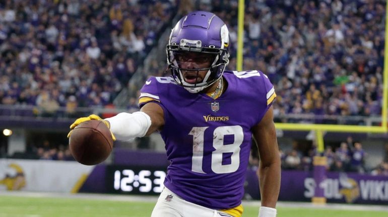 AP source: Vikings put WR Justin Jefferson on IR