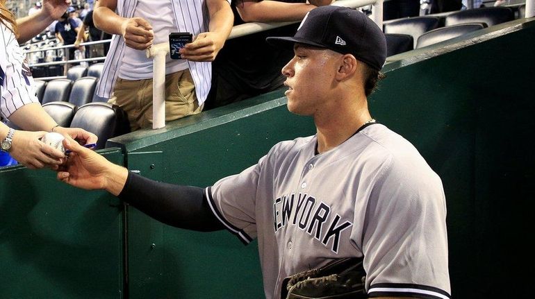 Aaron Judge signs autographs 