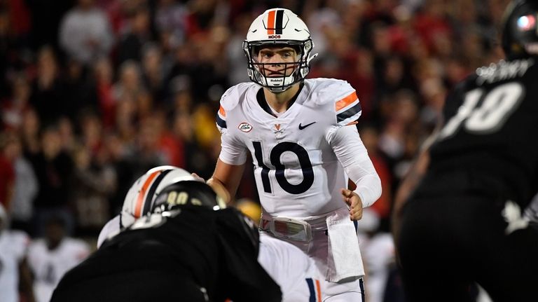 Virginia quarterback Anthony Colandrea (10) prepares to take a snap...