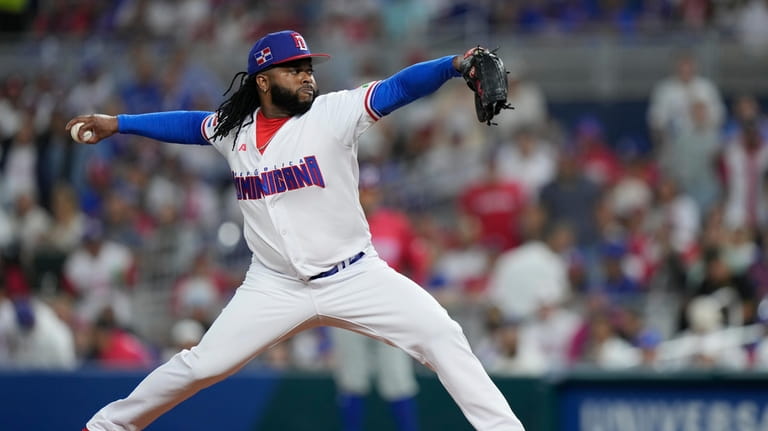 AP source: Marlins, Cueto agree to 1-year deal with option