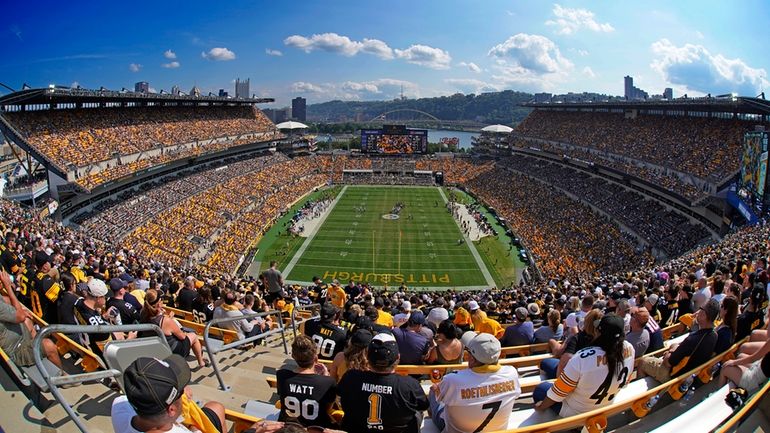 Spectator at Jets-Steelers game in Pittsburgh dies after fall from