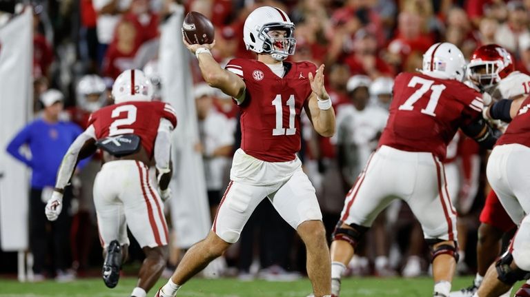 Oklahoma quarterback Jackson Arnold (11)looks to pass against Houston during...